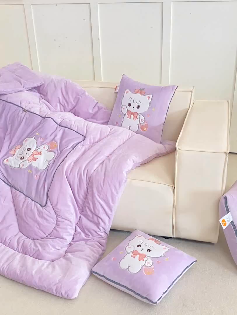 91家纺网 家纺一手货源 找家纺 多今家纺 2025新款加厚婴儿绒贴布刺绣抱枕被子-米多多系列 米多多-凤信紫