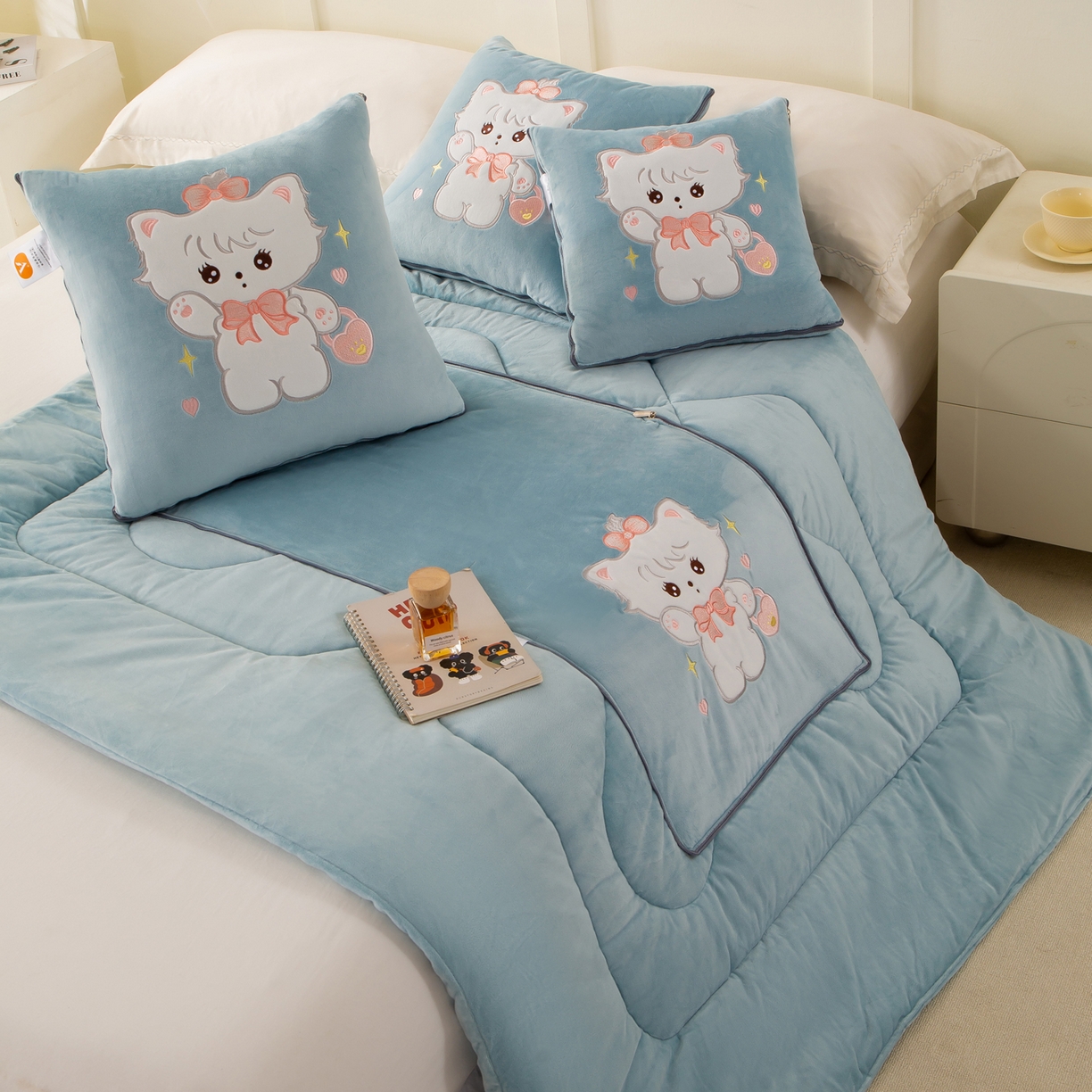 91家纺网 家纺一手货源 找家纺 多今家纺 2025新款加厚婴儿绒贴布刺绣抱枕被子-米多多系列 米多多-星郎蓝