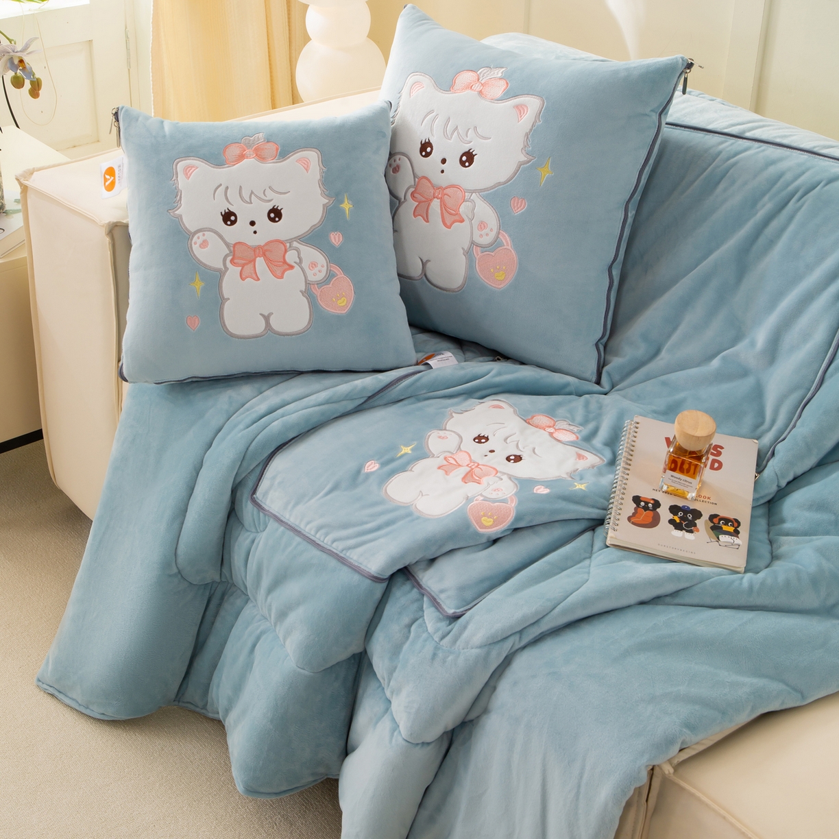 91家纺网 家纺一手货源 找家纺 多今家纺 2025新款加厚婴儿绒贴布刺绣抱枕被子-米多多系列 米多多-星郎蓝