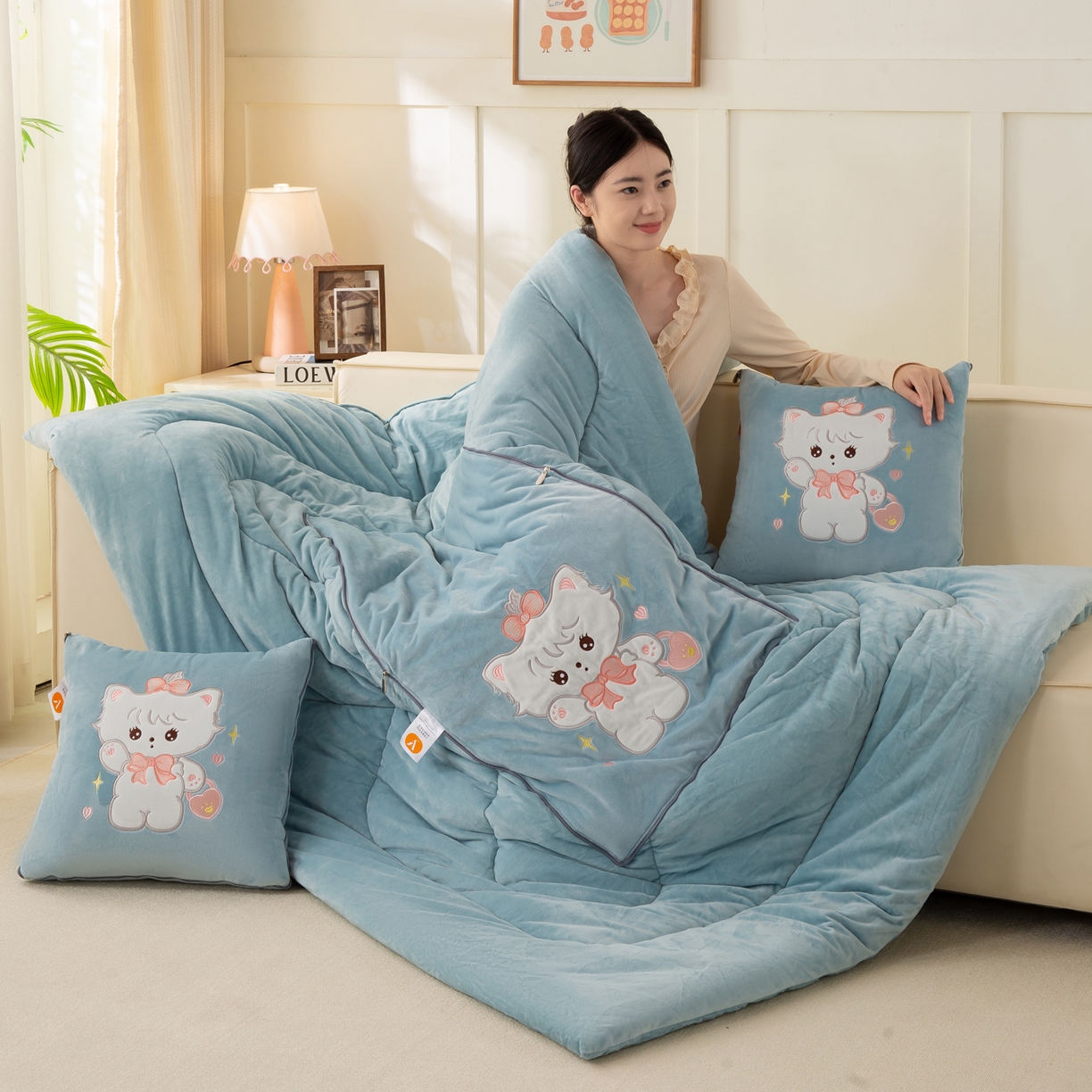 91家纺网 家纺一手货源 找家纺 多今家纺 2025新款加厚婴儿绒贴布刺绣抱枕被子-米多多系列 米多多-星郎蓝