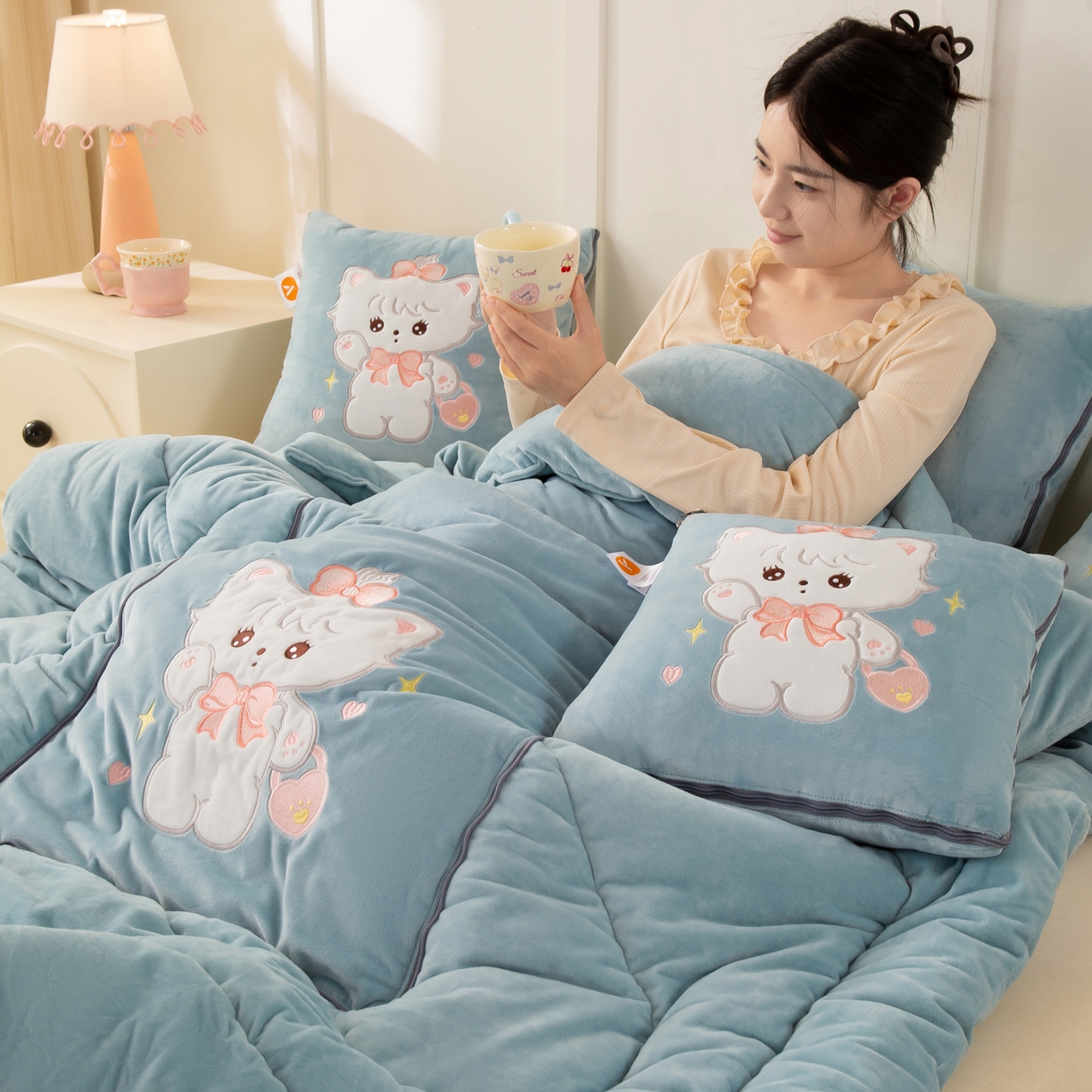 91家纺网 家纺一手货源 找家纺 多今家纺 2025新款加厚婴儿绒贴布刺绣抱枕被子-米多多系列 米多多-星郎蓝