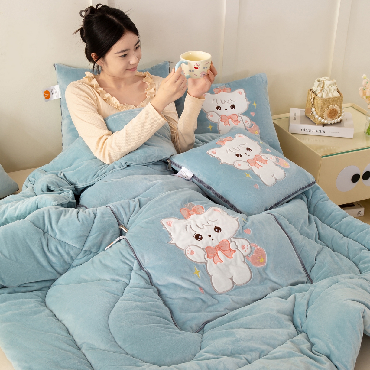 91家纺网 家纺一手货源 找家纺 多今家纺 2025新款加厚婴儿绒贴布刺绣抱枕被子-米多多系列 米多多-星郎蓝