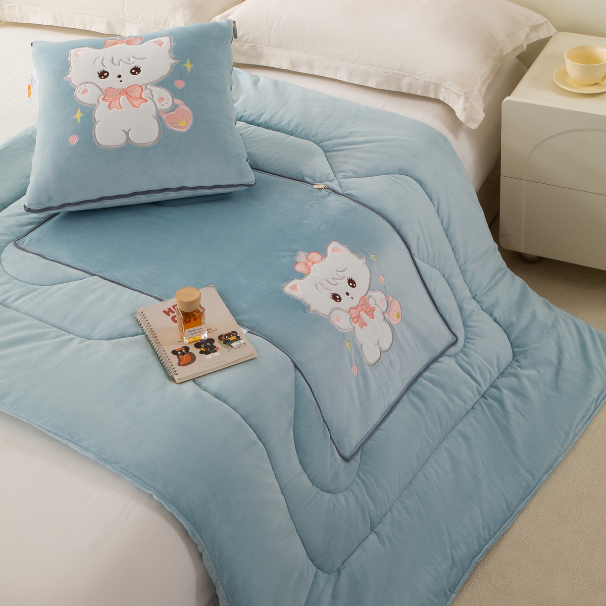 91家纺网 家纺一手货源 找家纺 多今家纺 2025新款加厚婴儿绒贴布刺绣抱枕被子-米多多系列 米多多-星郎蓝