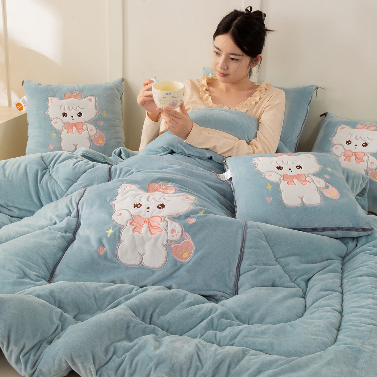 91家纺网 家纺一手货源 找家纺 多今家纺 2025新款加厚婴儿绒贴布刺绣抱枕被子-米多多系列 米多多-星郎蓝