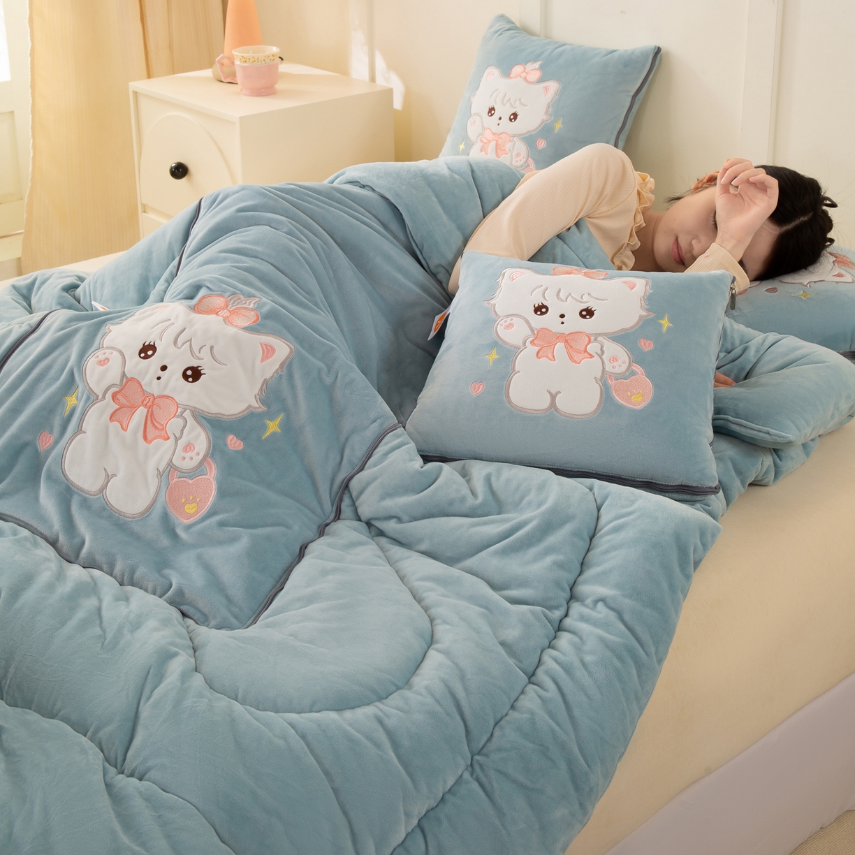 91家纺网 家纺一手货源 找家纺 多今家纺 2025新款加厚婴儿绒贴布刺绣抱枕被子-米多多系列 米多多-星郎蓝