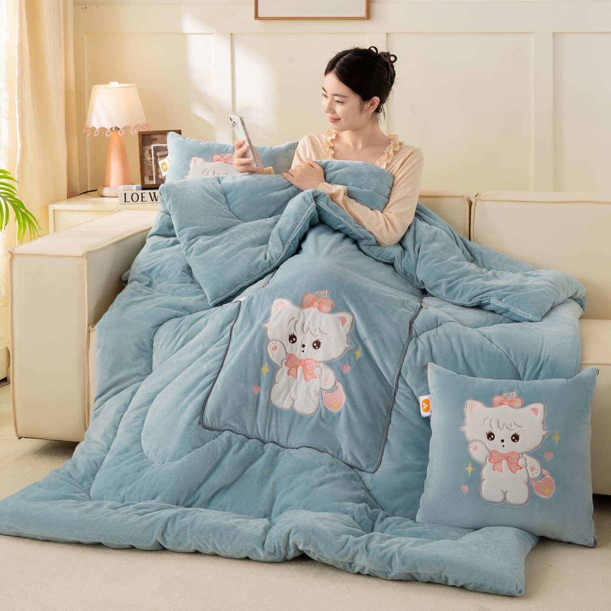 91家纺网 家纺一手货源 找家纺 多今家纺 2025新款加厚婴儿绒贴布刺绣抱枕被子-米多多系列 米多多-星郎蓝