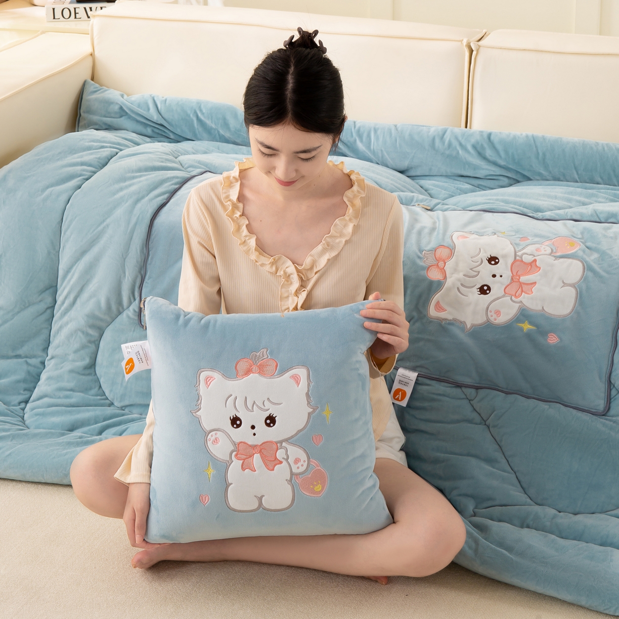 91家纺网 家纺一手货源 找家纺 多今家纺 2025新款加厚婴儿绒贴布刺绣抱枕被子-米多多系列 米多多-星郎蓝