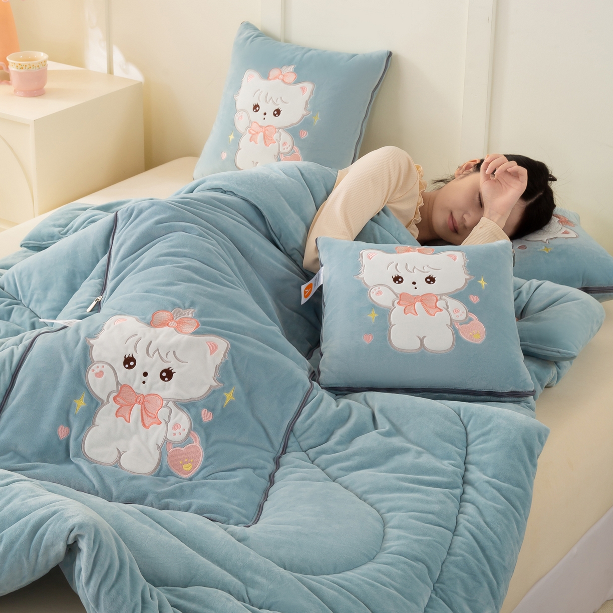 91家纺网 家纺一手货源 找家纺 多今家纺 2025新款加厚婴儿绒贴布刺绣抱枕被子-米多多系列 米多多-星郎蓝