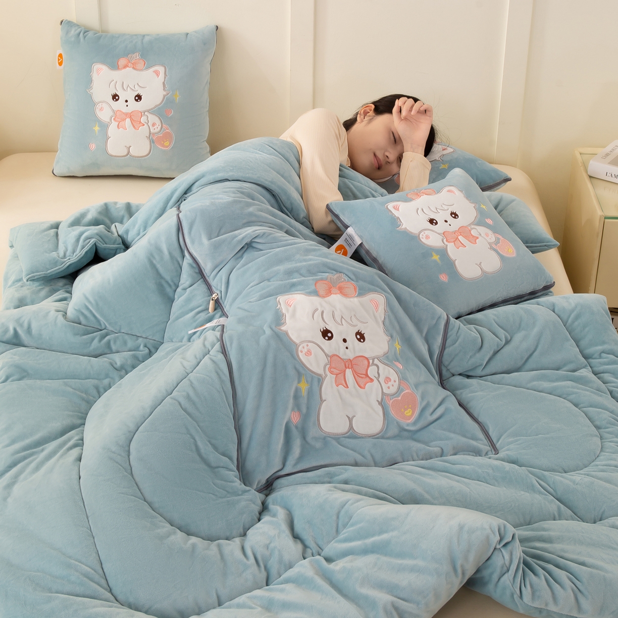 91家纺网 家纺一手货源 找家纺 多今家纺 2025新款加厚婴儿绒贴布刺绣抱枕被子-米多多系列 米多多-星郎蓝