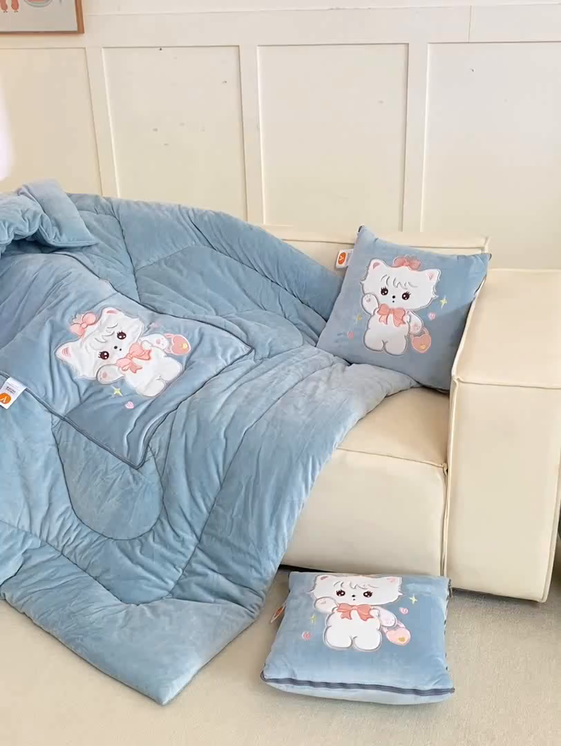 91家纺网 家纺一手货源 找家纺 多今家纺 2025新款加厚婴儿绒贴布刺绣抱枕被子-米多多系列 米多多-星郎蓝