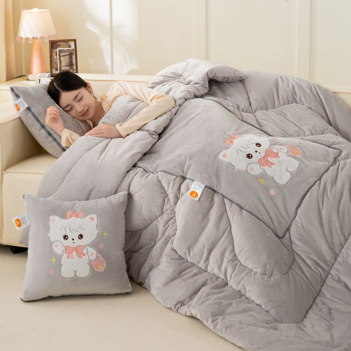 91家纺网 家纺一手货源 找家纺 多今家纺 2025新款加厚婴儿绒贴布刺绣抱枕被子-米多多系列 米多多-浅灰