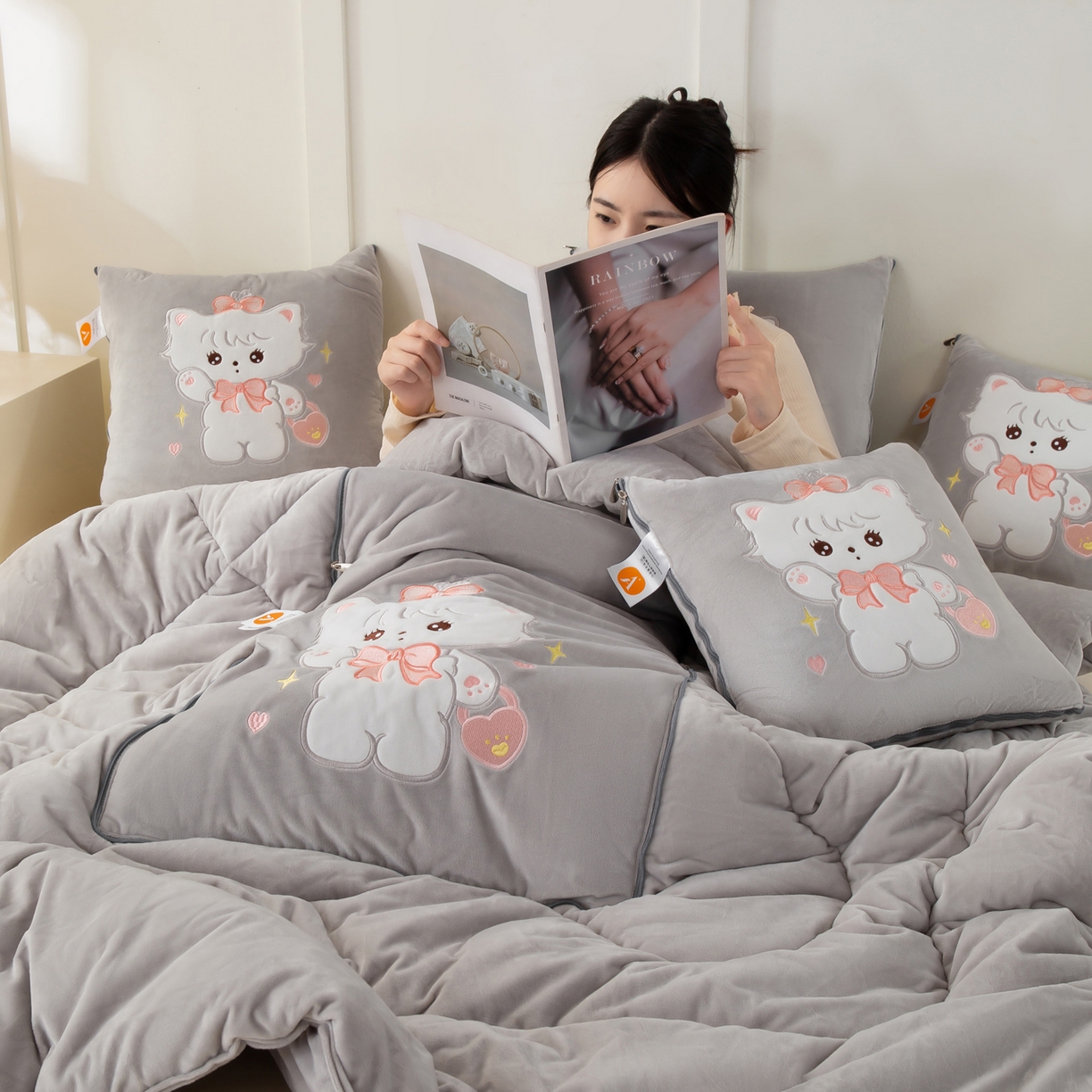 91家纺网 家纺一手货源 找家纺 多今家纺 2025新款加厚婴儿绒贴布刺绣抱枕被子-米多多系列 米多多-浅灰