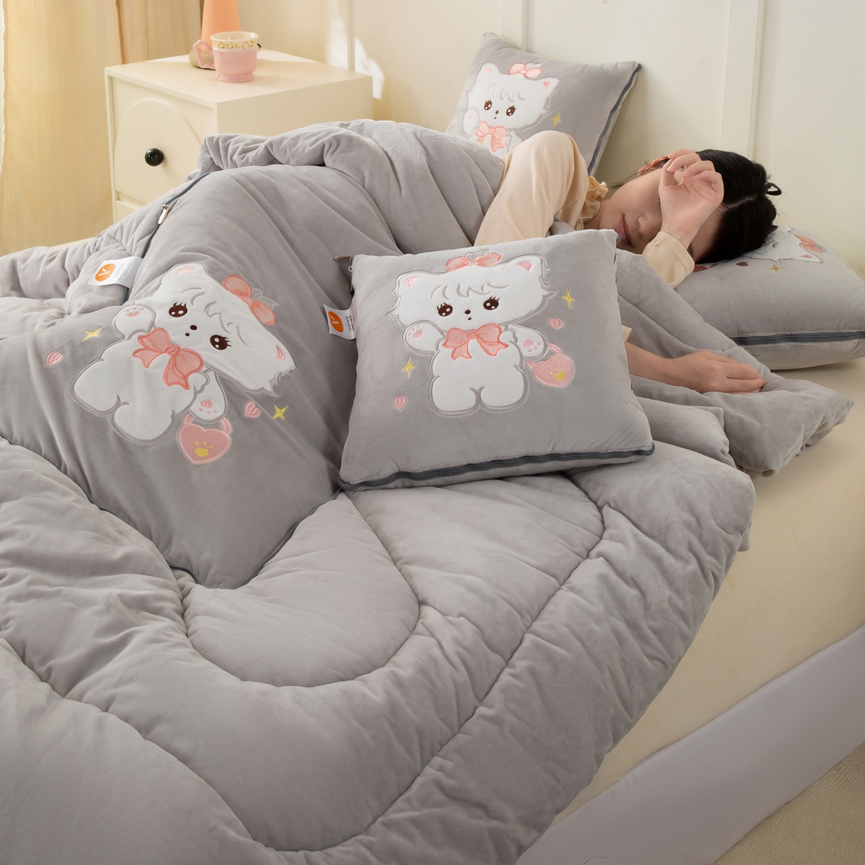 91家纺网 家纺一手货源 找家纺 多今家纺 2025新款加厚婴儿绒贴布刺绣抱枕被子-米多多系列 米多多-浅灰