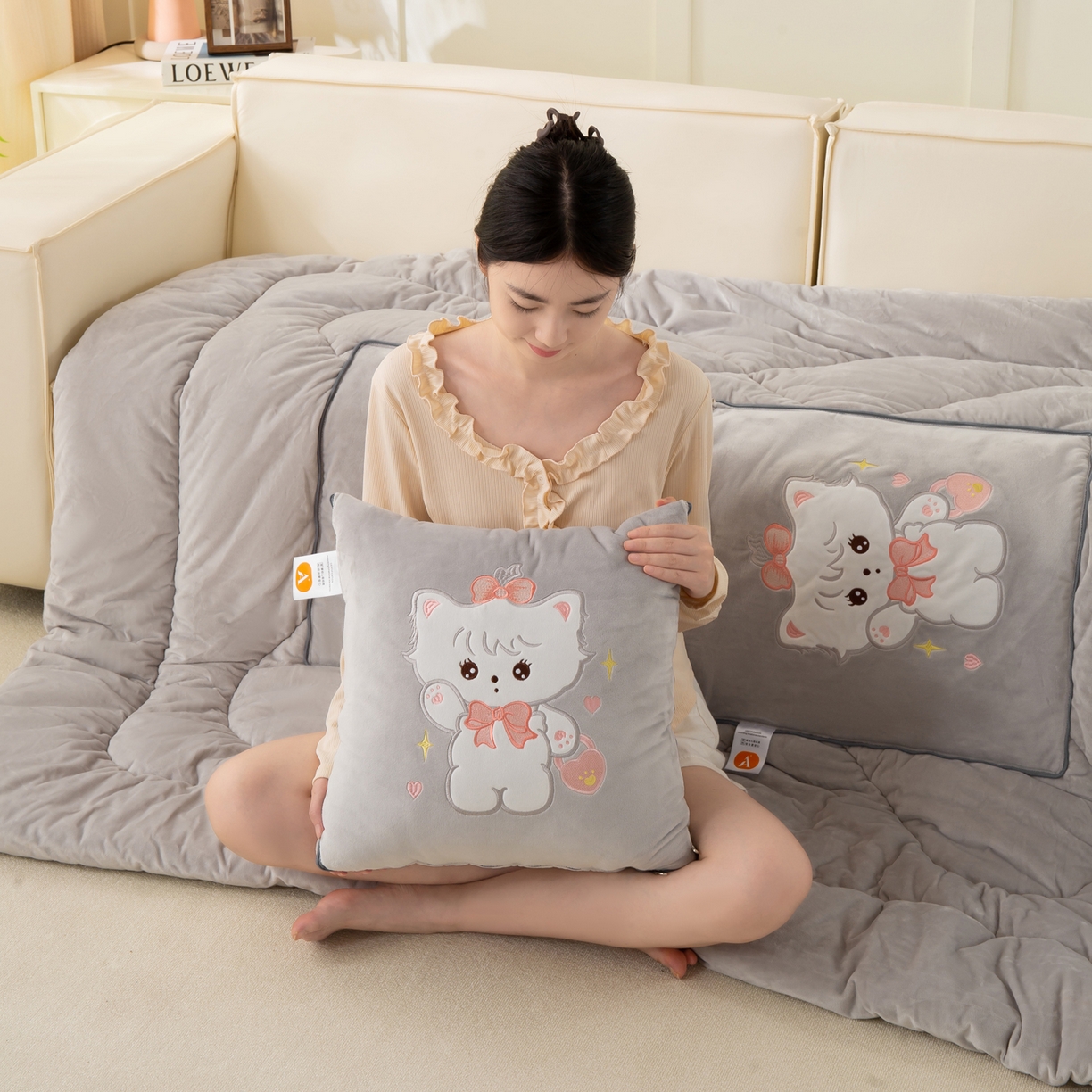 91家纺网 家纺一手货源 找家纺 多今家纺 2025新款加厚婴儿绒贴布刺绣抱枕被子-米多多系列 米多多-浅灰
