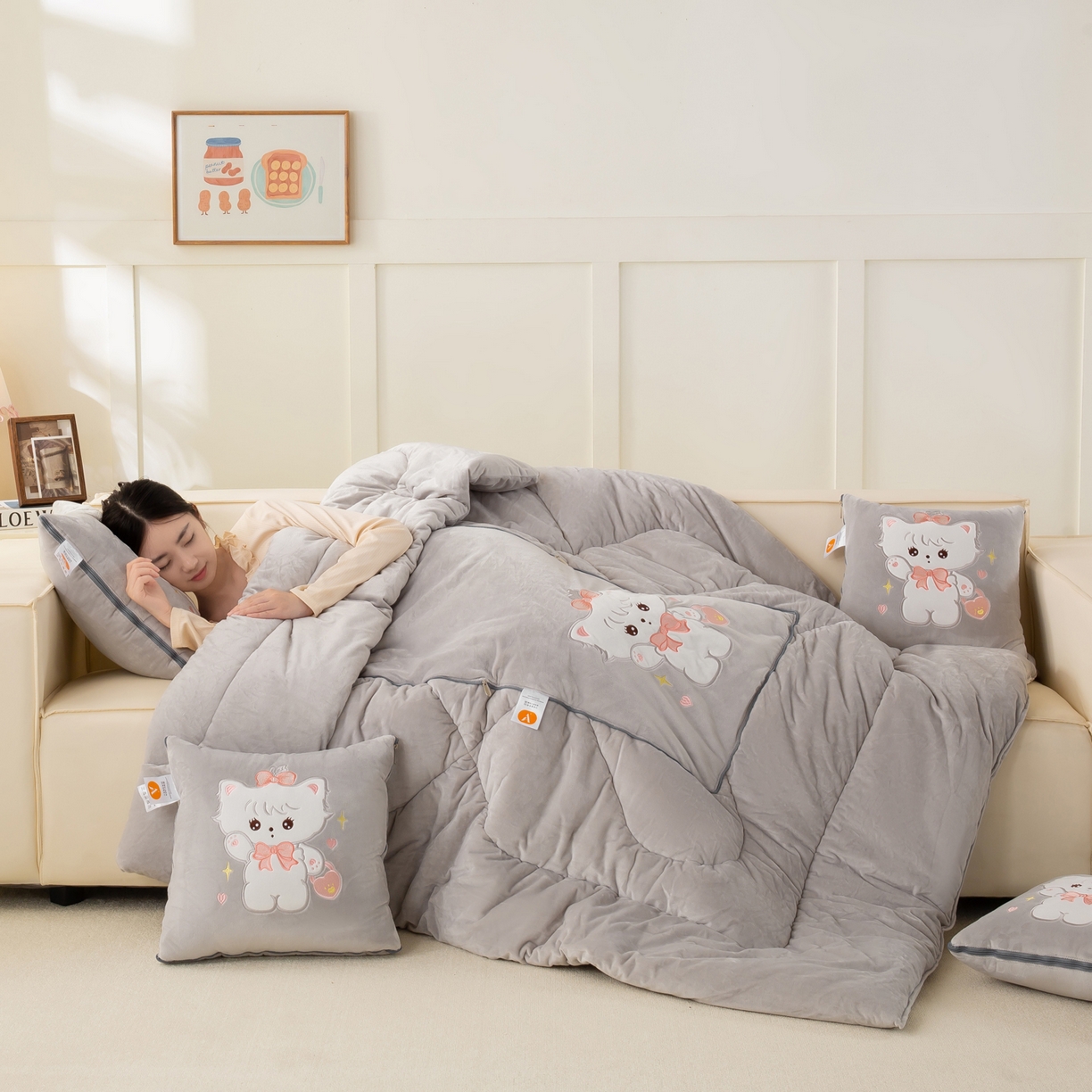 91家纺网 家纺一手货源 找家纺 多今家纺 2025新款加厚婴儿绒贴布刺绣抱枕被子-米多多系列 米多多-浅灰