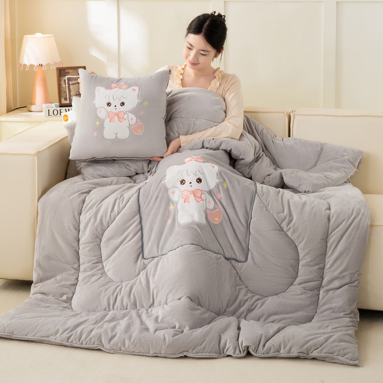 91家纺网 家纺一手货源 找家纺 多今家纺 2025新款加厚婴儿绒贴布刺绣抱枕被子-米多多系列 米多多-浅灰