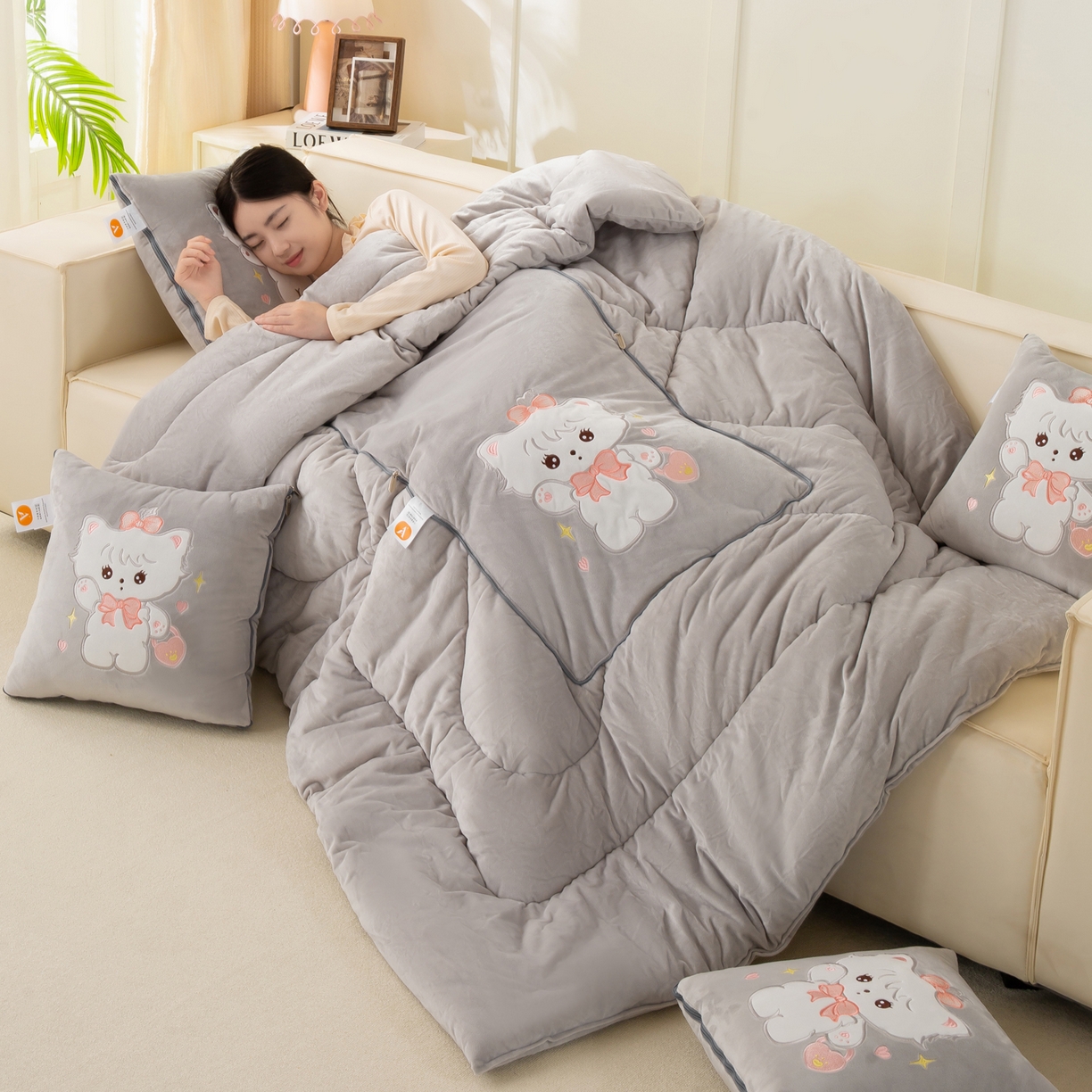 91家纺网 家纺一手货源 找家纺 多今家纺 2025新款加厚婴儿绒贴布刺绣抱枕被子-米多多系列 米多多-浅灰