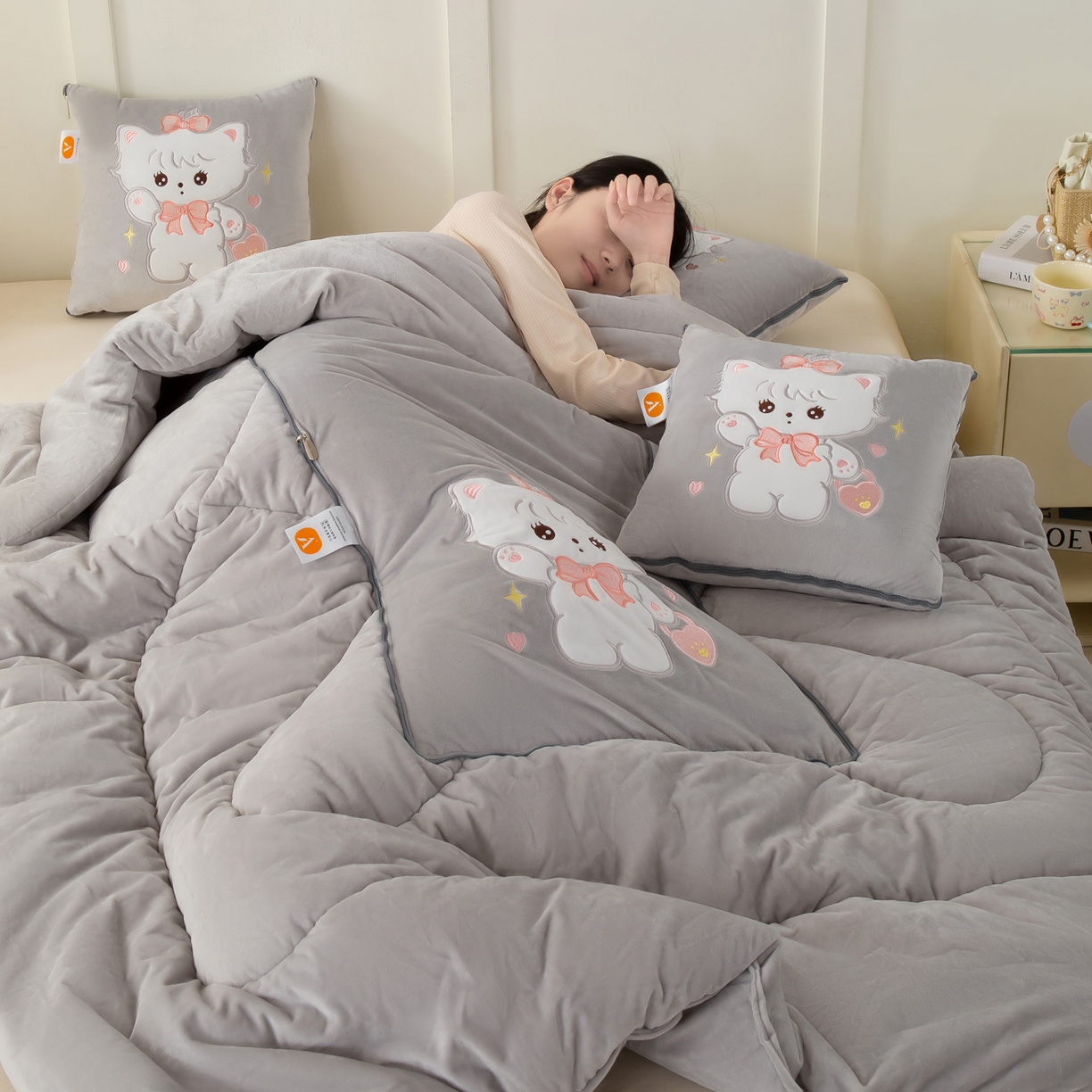 91家纺网 家纺一手货源 找家纺 多今家纺 2025新款加厚婴儿绒贴布刺绣抱枕被子-米多多系列 米多多-浅灰