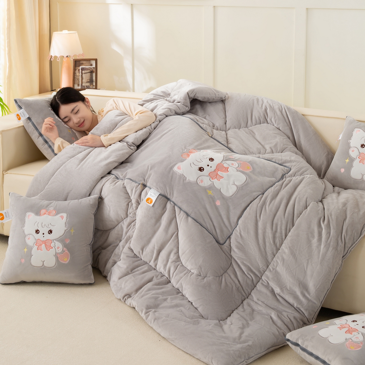 91家纺网 家纺一手货源 找家纺 多今家纺 2025新款加厚婴儿绒贴布刺绣抱枕被子-米多多系列 米多多-浅灰