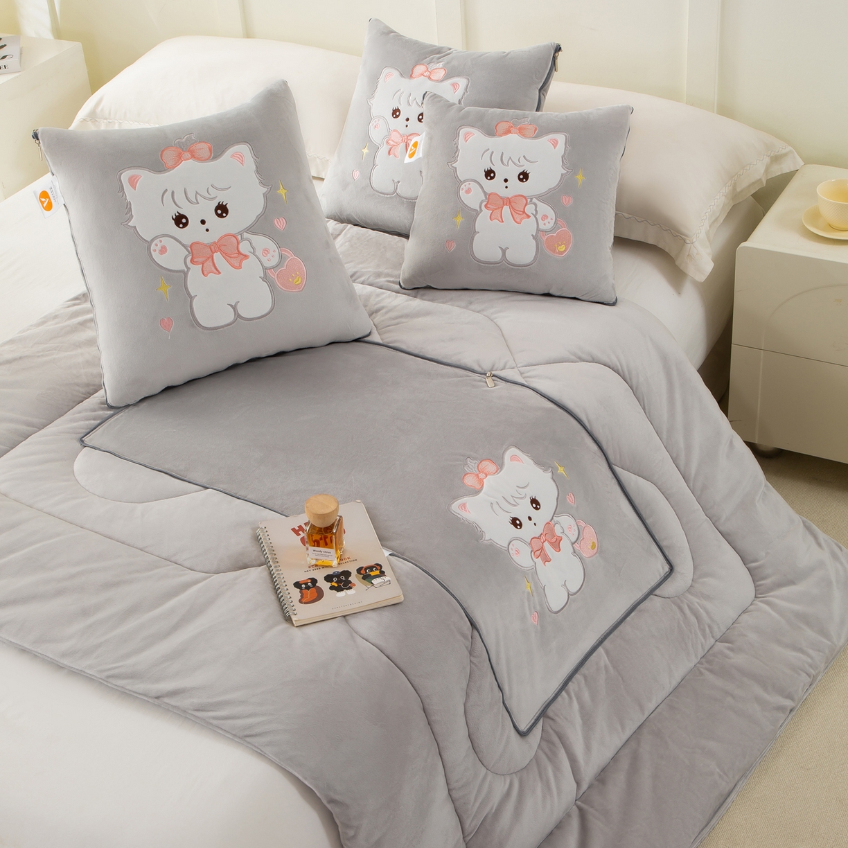 91家纺网 家纺一手货源 找家纺 多今家纺 2025新款加厚婴儿绒贴布刺绣抱枕被子-米多多系列 米多多-浅灰