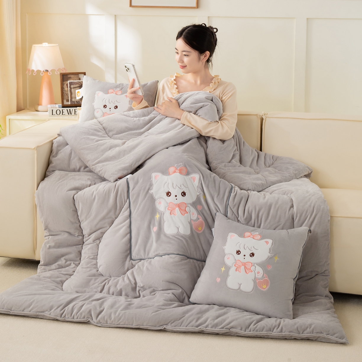 91家纺网 家纺一手货源 找家纺 多今家纺 2025新款加厚婴儿绒贴布刺绣抱枕被子-米多多系列 米多多-浅灰
