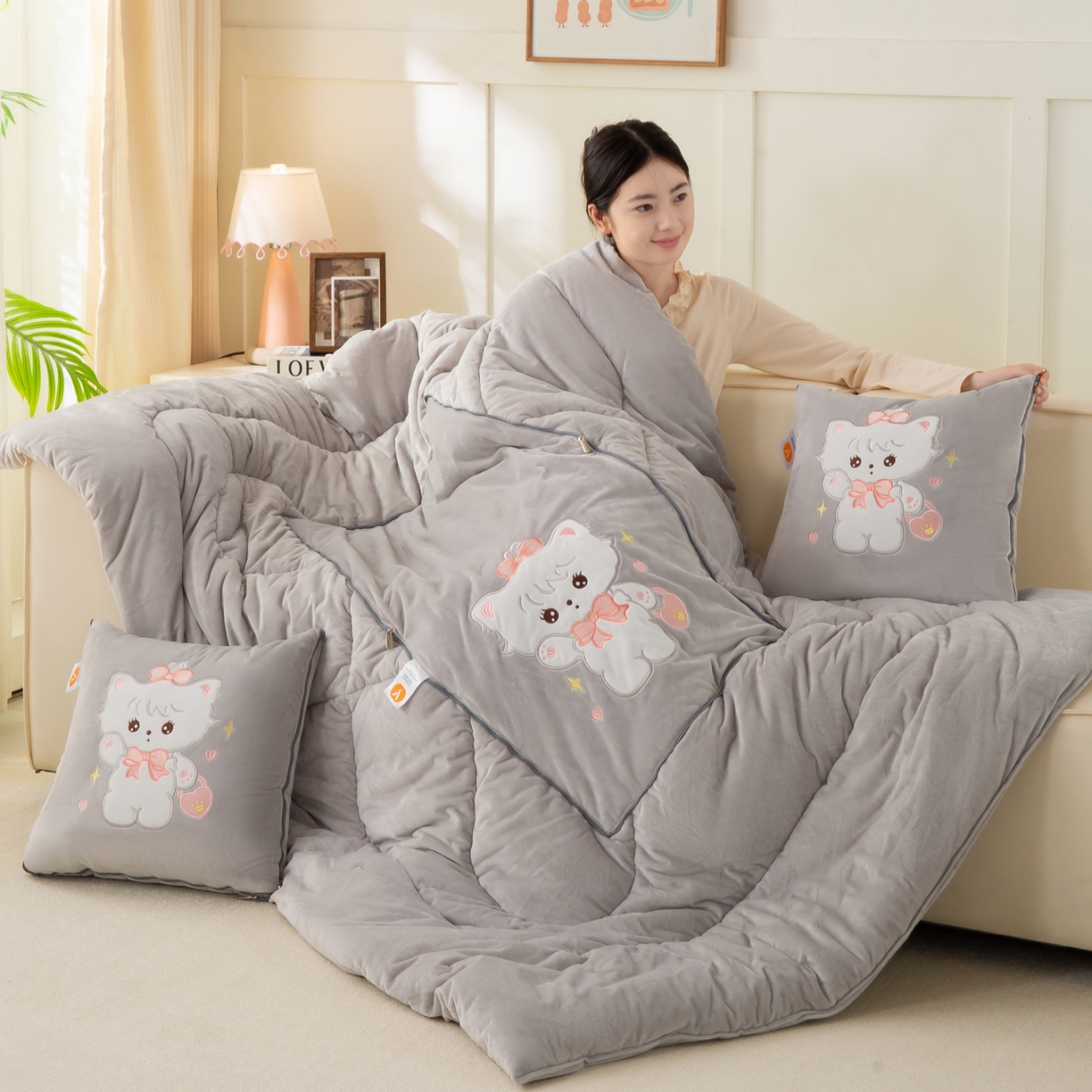 91家纺网 家纺一手货源 找家纺 多今家纺 2025新款加厚婴儿绒贴布刺绣抱枕被子-米多多系列 米多多-浅灰