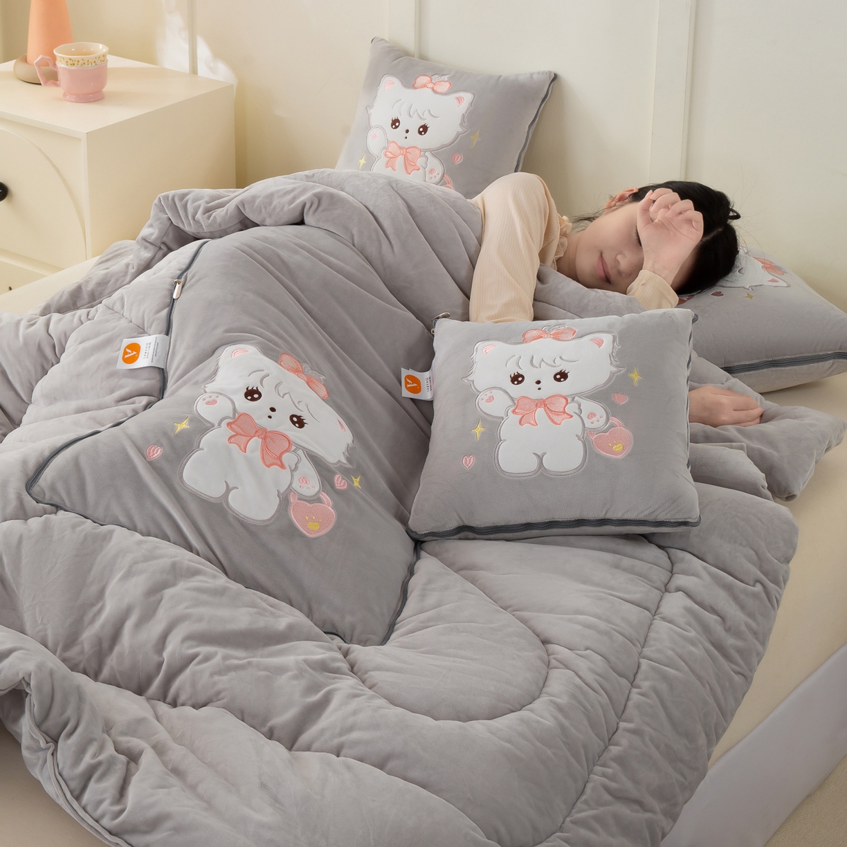 91家纺网 家纺一手货源 找家纺 多今家纺 2025新款加厚婴儿绒贴布刺绣抱枕被子-米多多系列 米多多-浅灰