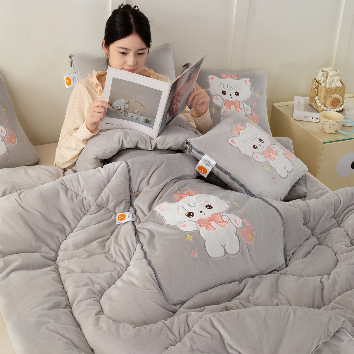 91家纺网 家纺一手货源 找家纺 多今家纺 2025新款加厚婴儿绒贴布刺绣抱枕被子-米多多系列 米多多-浅灰