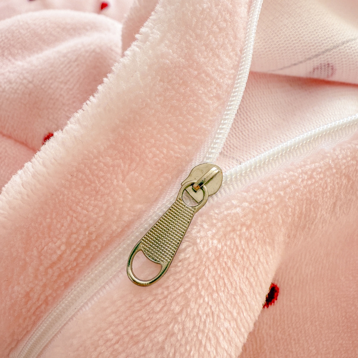 91家纺网 家纺一手货源 找家纺 米可 2025秋冬新品混搭波点高克重牛奶绒毛球款单被套 波点-粉