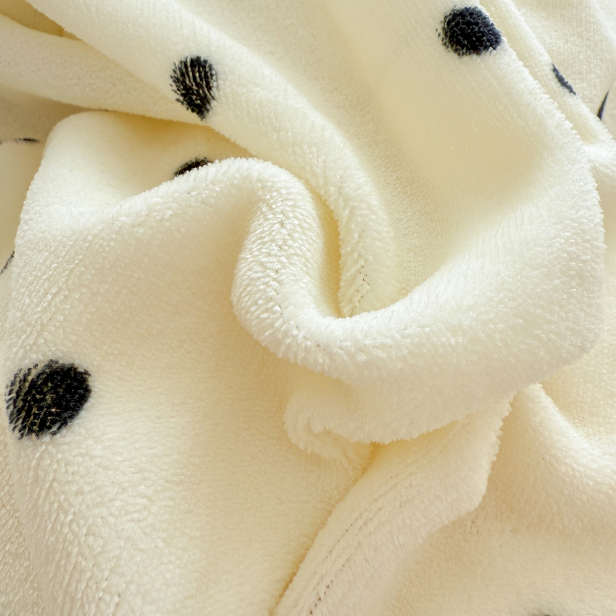 91家纺网 家纺一手货源 找家纺 米可 2025秋冬新品混搭波点高克重牛奶绒毛球款单被套 波点-奶白