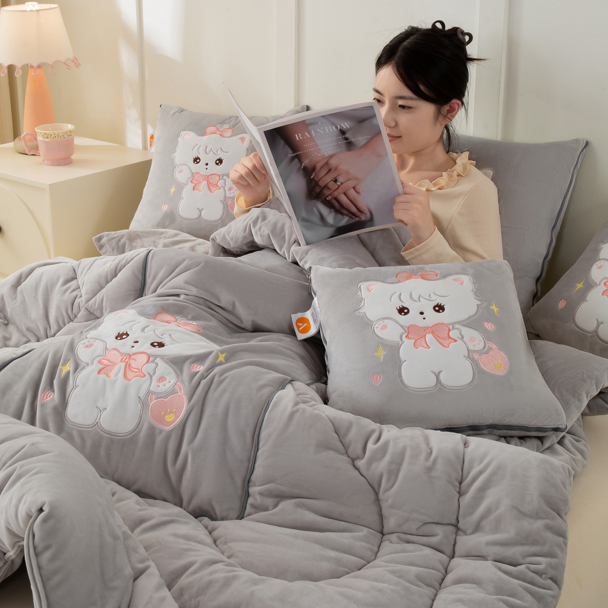 91家纺网 家纺一手货源 找家纺 多今家纺 2025新款加厚婴儿绒贴布刺绣抱枕被子-米多多系列 米多多-浅灰