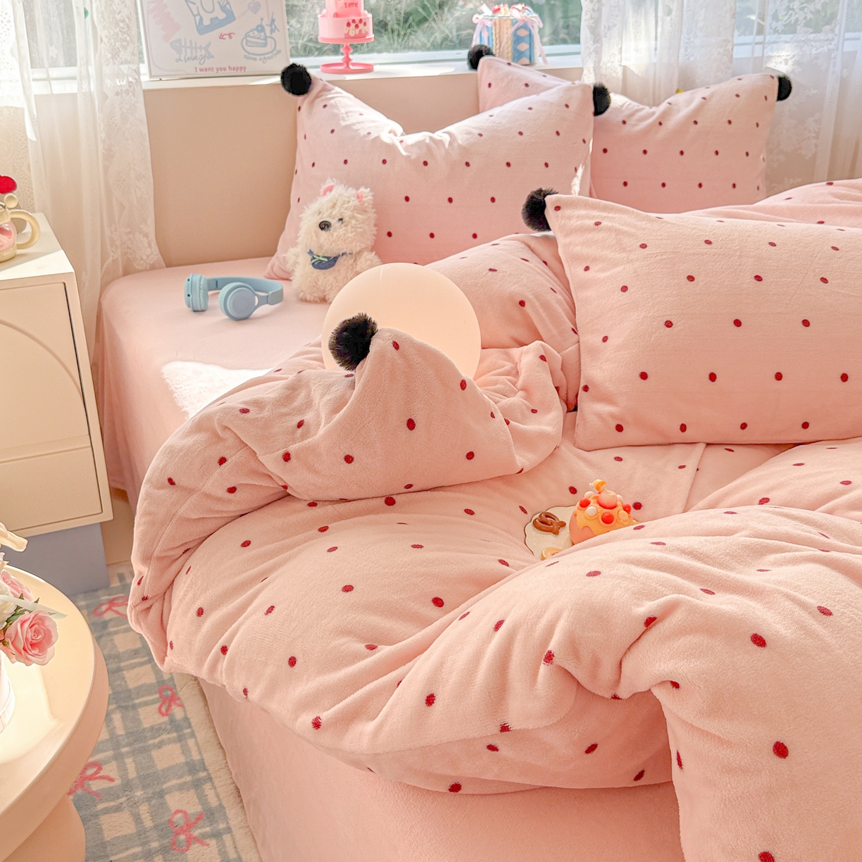91家纺网 家纺一手货源 找家纺 米可 2025秋冬新品混搭波点高克重牛奶绒毛球款单被套 波点-粉（粉床单）