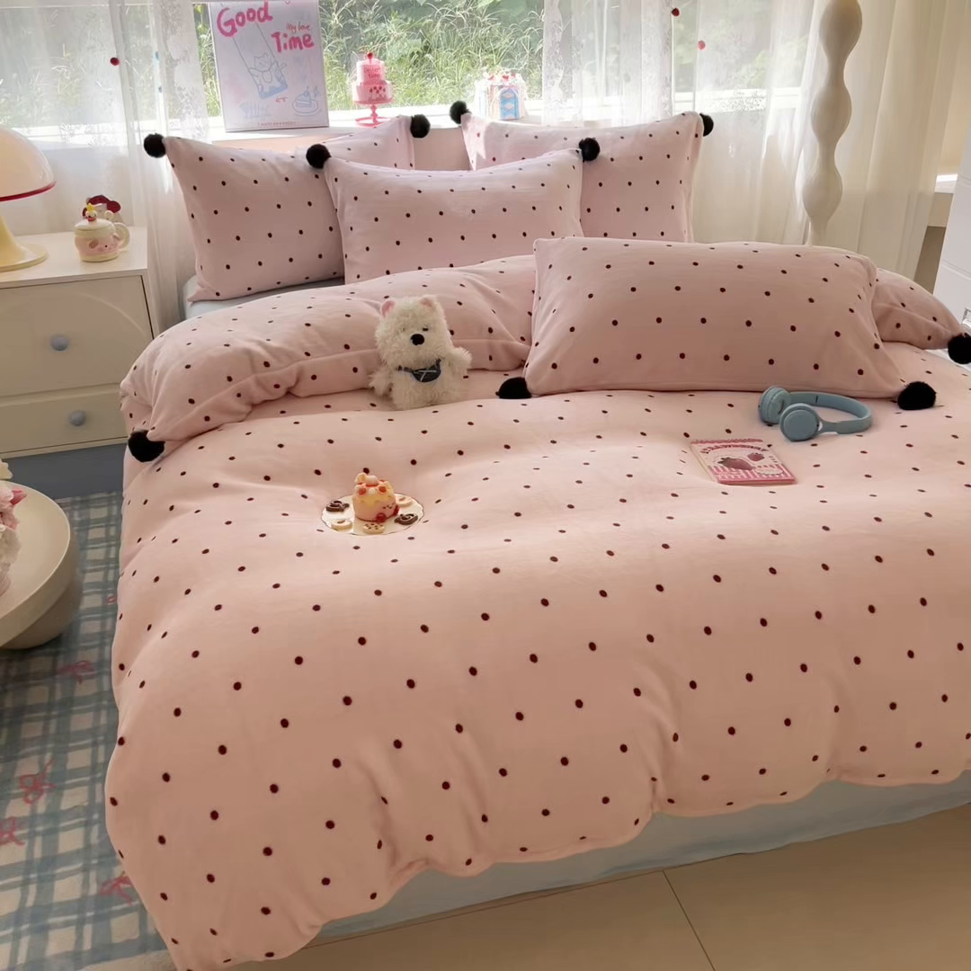 91家纺网 家纺一手货源 找家纺 米可 2025秋冬新品混搭波点高克重牛奶绒毛球款单被套 波点-粉