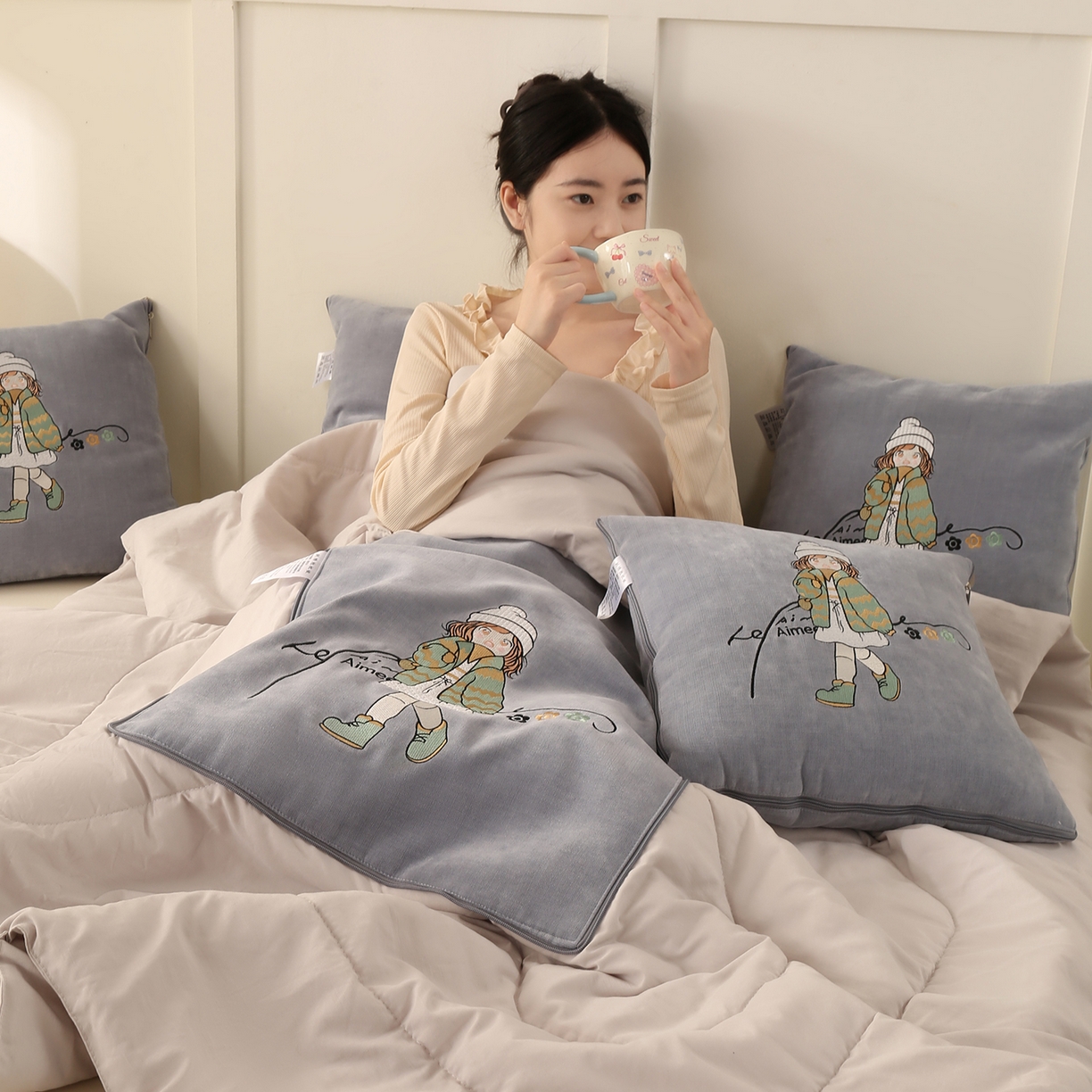 91家纺网 家纺一手货源 找家纺 （总）多今家纺 2025新款水洗棉雪尼尔刺绣抱枕被子-艾米糖系列