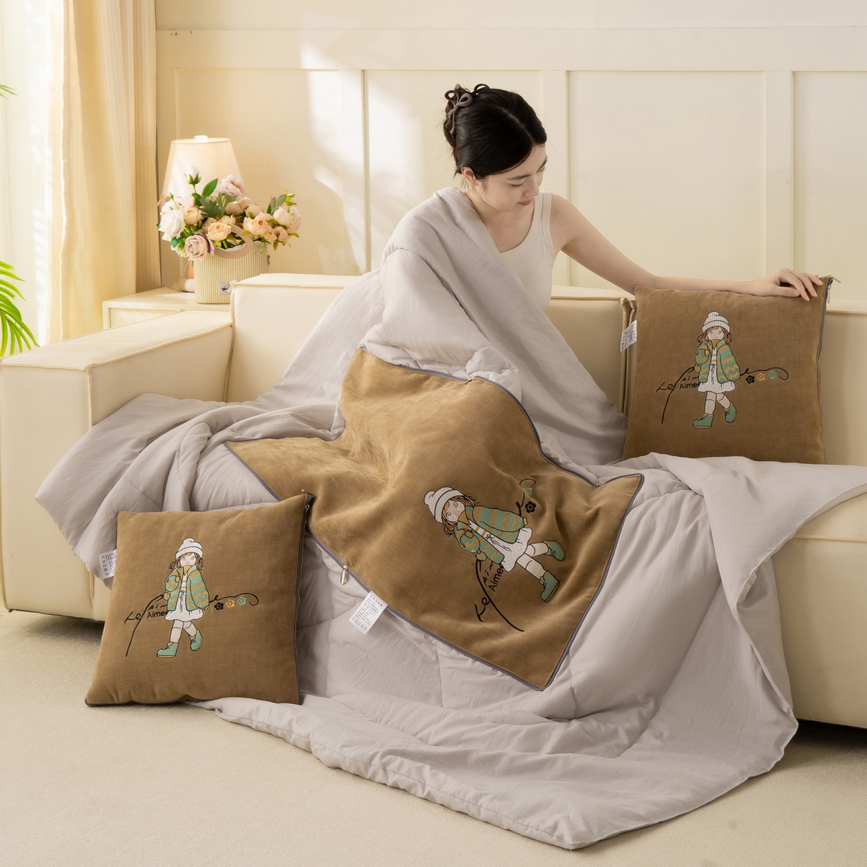 91家纺网 家纺一手货源 找家纺 多今家纺 2025新款水洗棉雪尼尔刺绣抱枕被子-艾米糖系列 艾米糖-后土黄