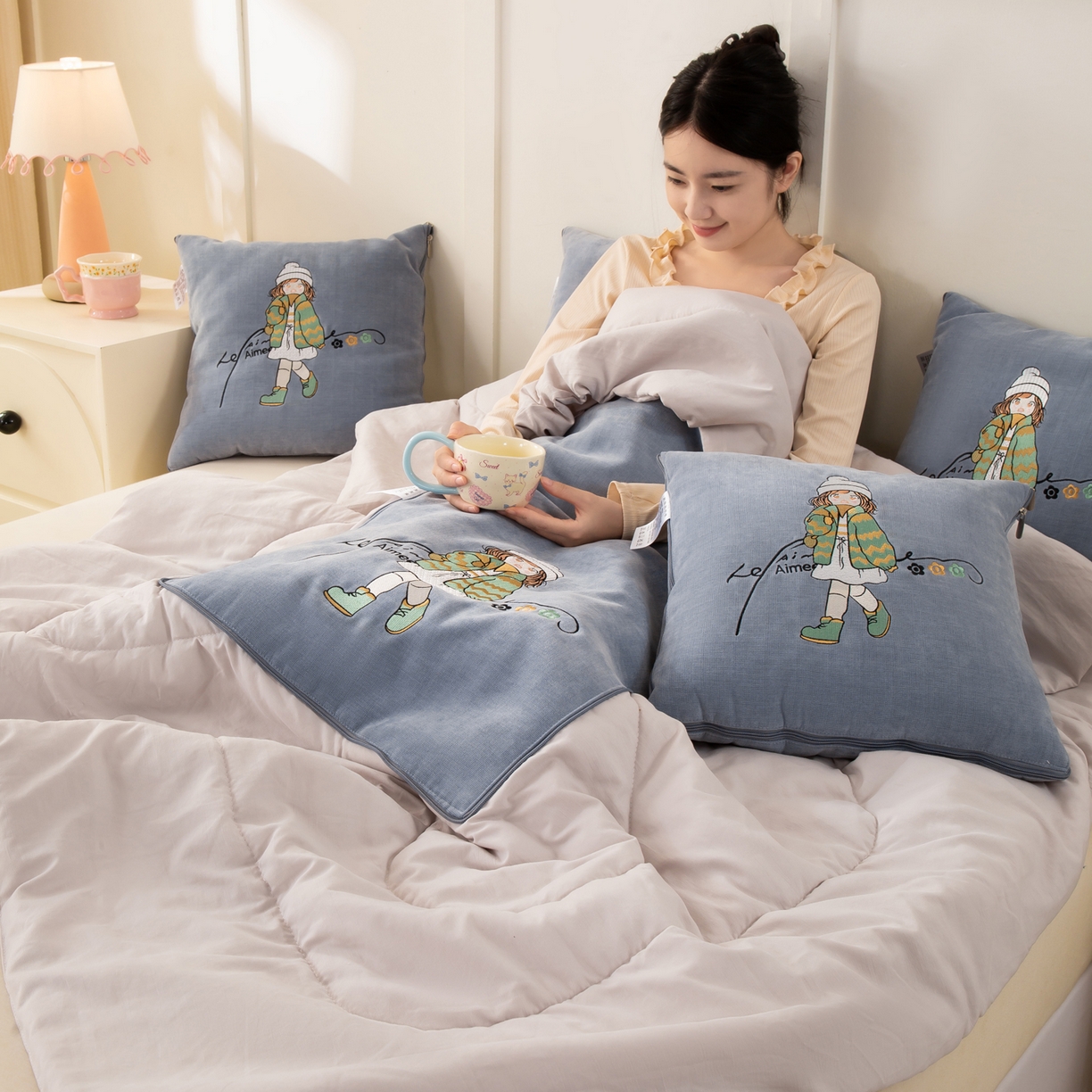 91家纺网 家纺一手货源 找家纺 （总）多今家纺 2025新款水洗棉雪尼尔刺绣抱枕被子-艾米糖系列