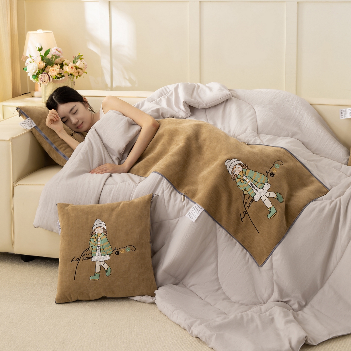 91家纺网 家纺一手货源 找家纺 多今家纺 2025新款水洗棉雪尼尔刺绣抱枕被子-艾米糖系列 艾米糖-后土黄