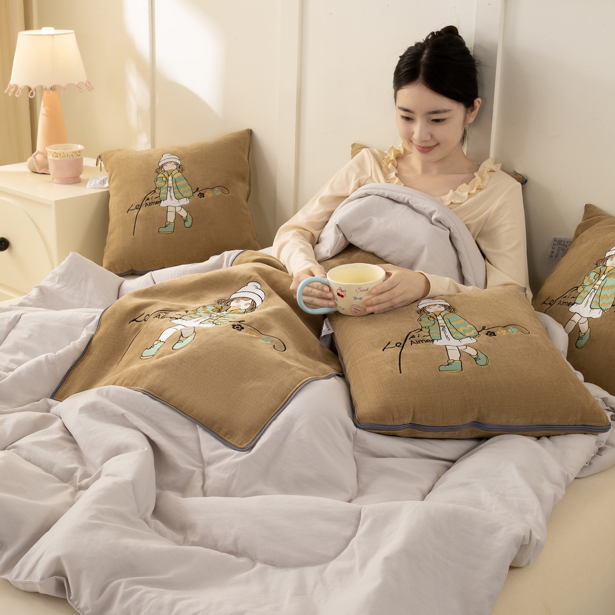 91家纺网 家纺一手货源 找家纺 多今家纺 2025新款水洗棉雪尼尔刺绣抱枕被子-艾米糖系列 艾米糖-后土黄