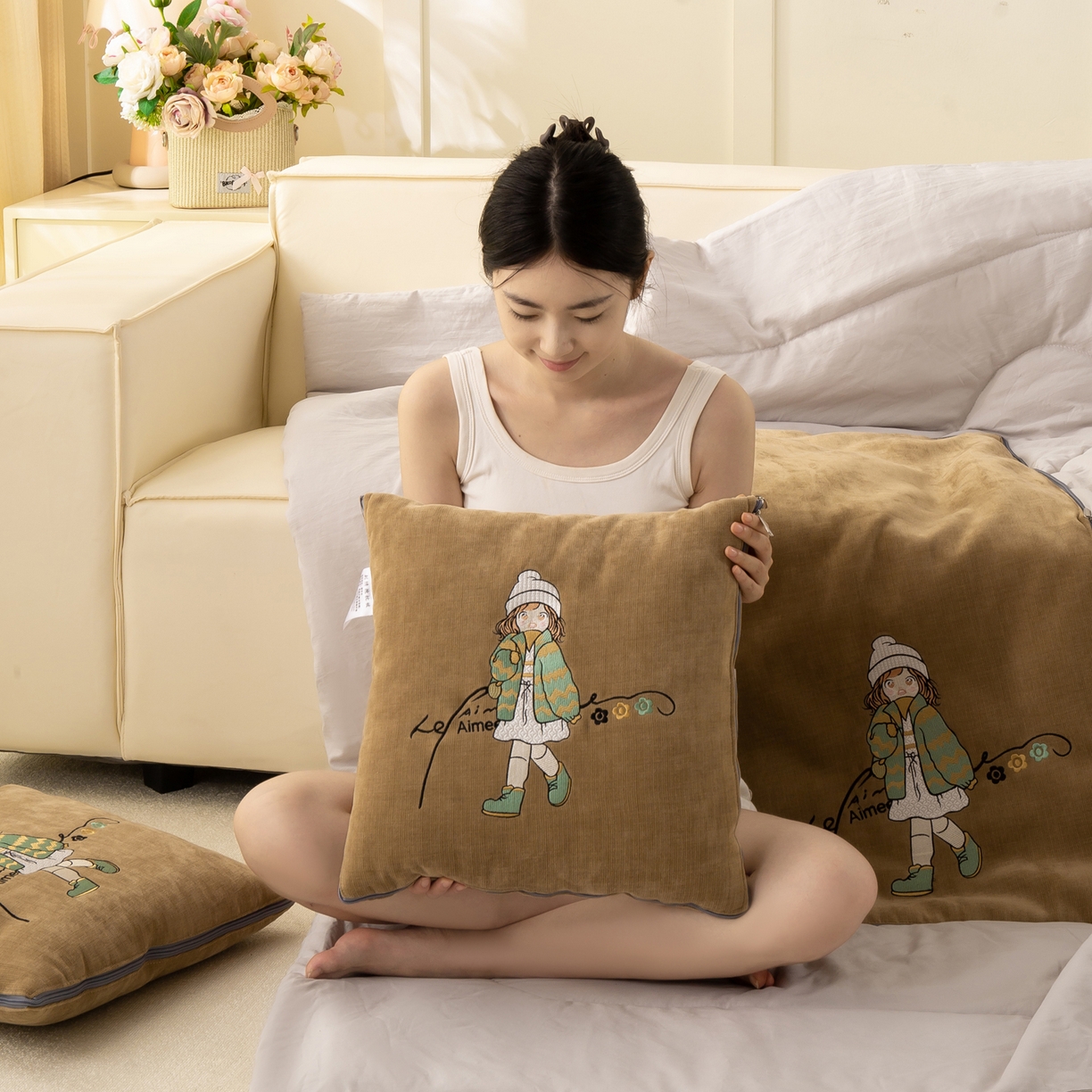 91家纺网 家纺一手货源 找家纺 多今家纺 2025新款水洗棉雪尼尔刺绣抱枕被子-艾米糖系列 艾米糖-后土黄