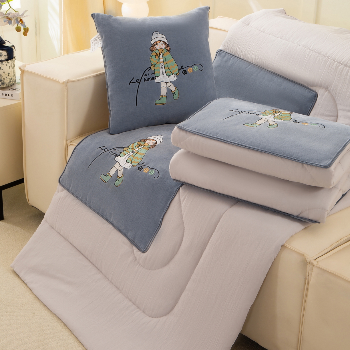 91家纺网 家纺一手货源 找家纺 多今家纺 2025新款水洗棉雪尼尔刺绣抱枕被子-艾米糖系列 艾米糖-远天蓝