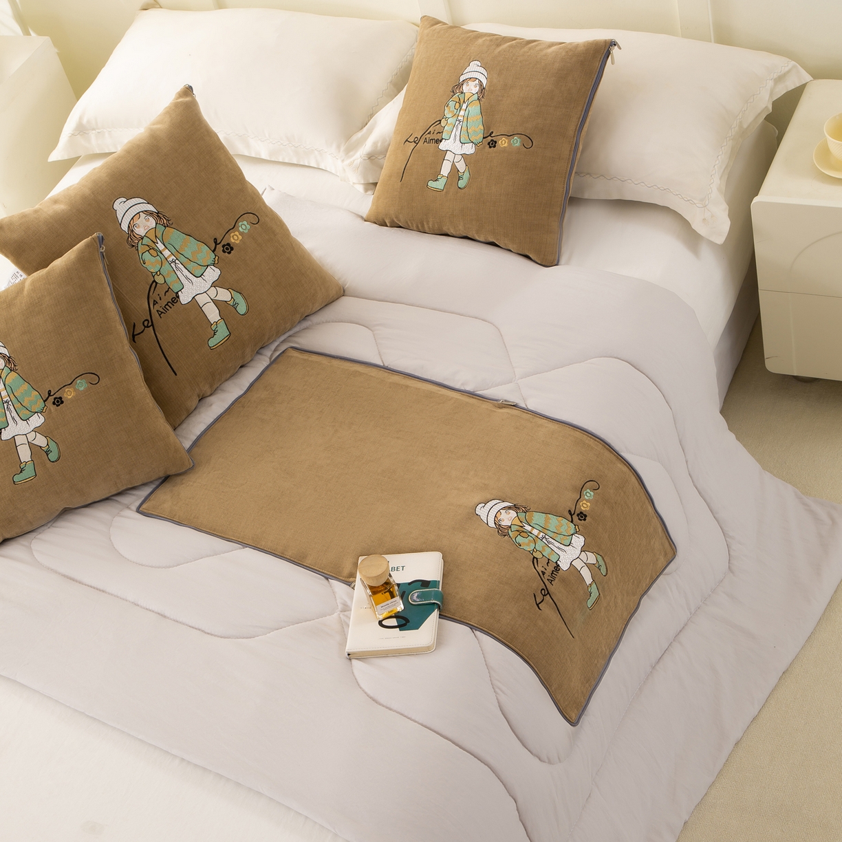 91家纺网 家纺一手货源 找家纺 多今家纺 2025新款水洗棉雪尼尔刺绣抱枕被子-艾米糖系列 艾米糖-后土黄