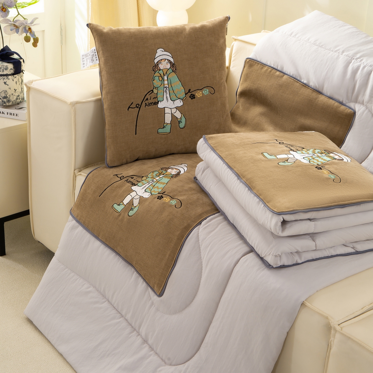 91家纺网 家纺一手货源 找家纺 多今家纺 2025新款水洗棉雪尼尔刺绣抱枕被子-艾米糖系列 艾米糖-后土黄