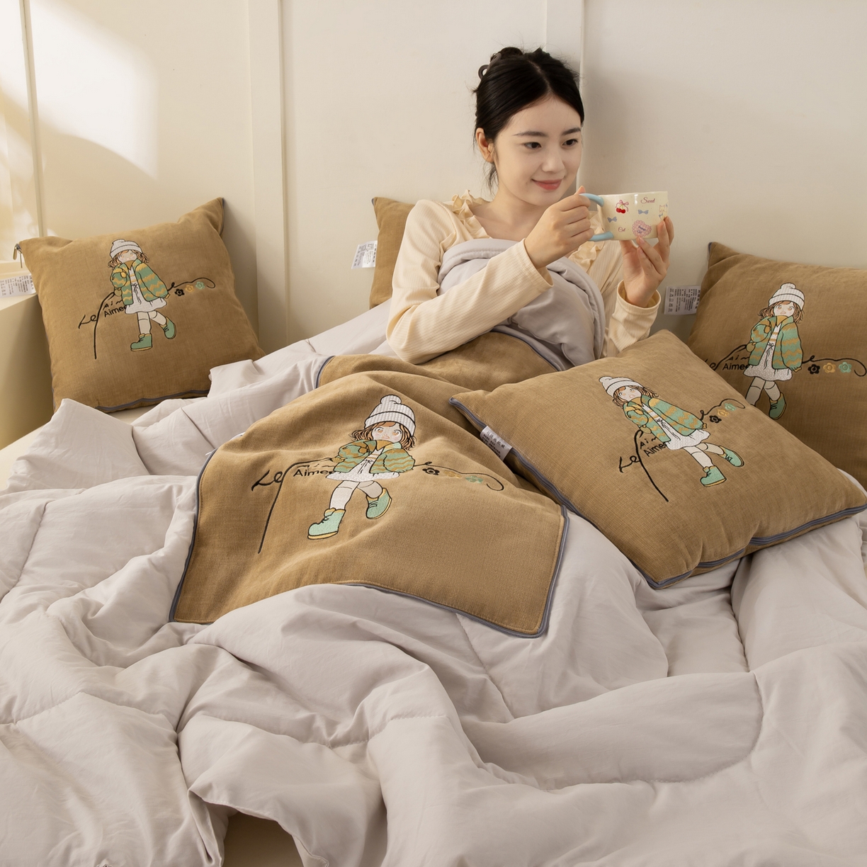 91家纺网 家纺一手货源 找家纺 多今家纺 2025新款水洗棉雪尼尔刺绣抱枕被子-艾米糖系列 艾米糖-后土黄