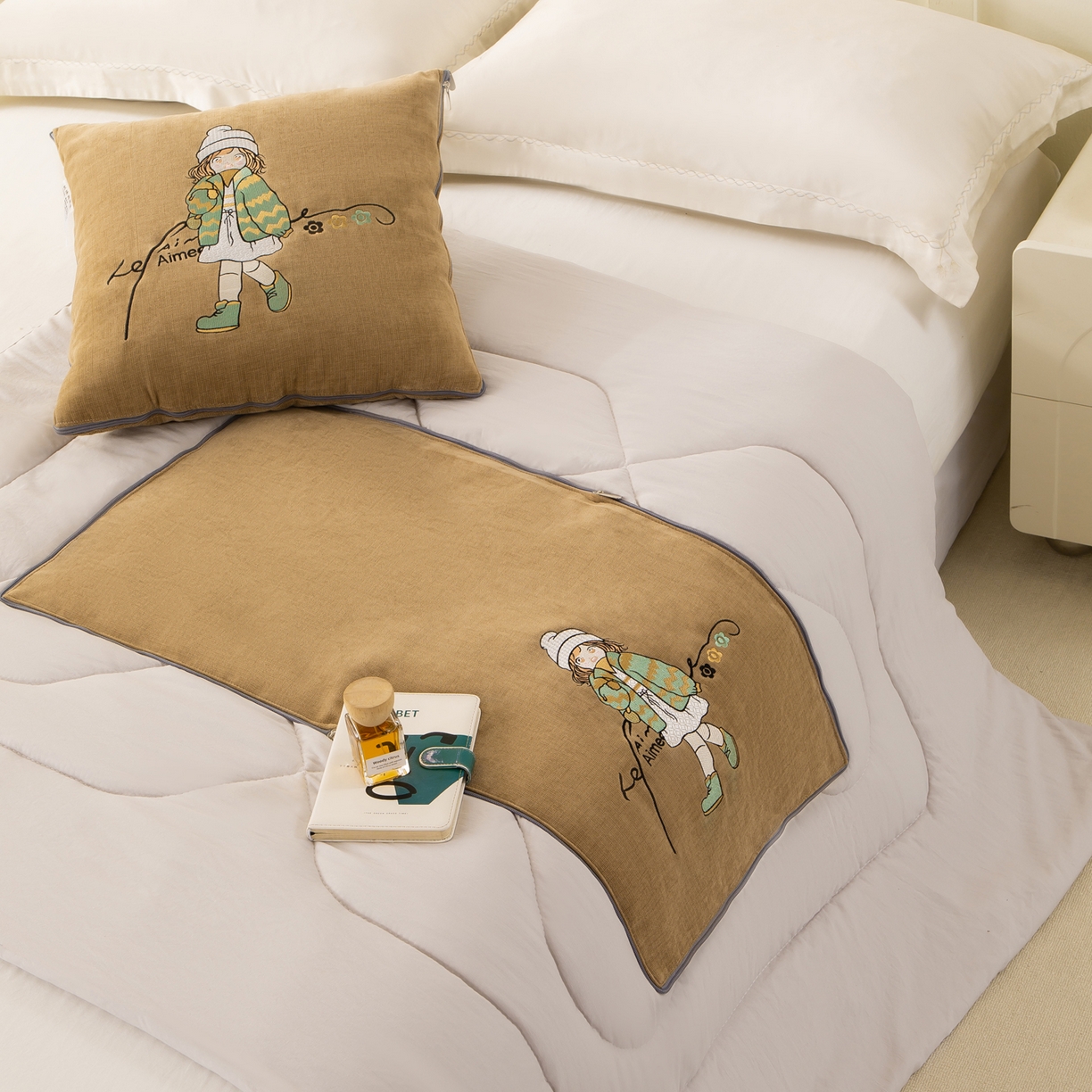 91家纺网 家纺一手货源 找家纺 多今家纺 2025新款水洗棉雪尼尔刺绣抱枕被子-艾米糖系列 艾米糖-后土黄