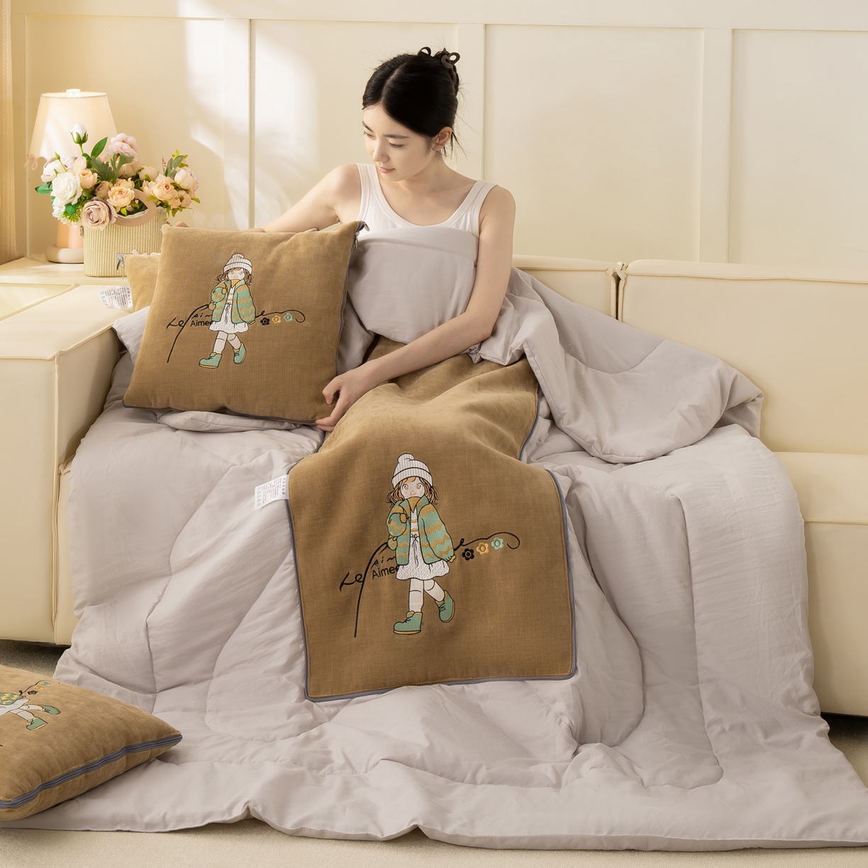 91家纺网 家纺一手货源 找家纺 多今家纺 2025新款水洗棉雪尼尔刺绣抱枕被子-艾米糖系列 艾米糖-后土黄