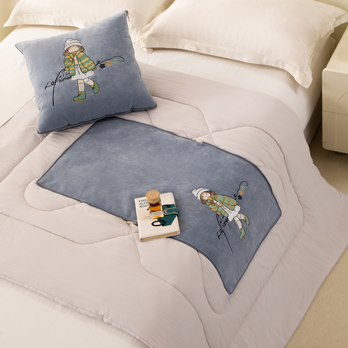 91家纺网 家纺一手货源 找家纺 多今家纺 2025新款水洗棉雪尼尔刺绣抱枕被子-艾米糖系列 艾米糖-远天蓝