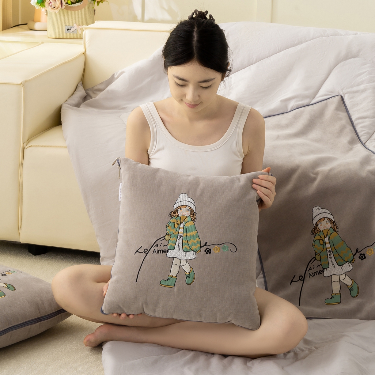 91家纺网 家纺一手货源 找家纺 多今家纺 2025新款水洗棉雪尼尔刺绣抱枕被子-艾米糖系列 艾米糖-葵花白