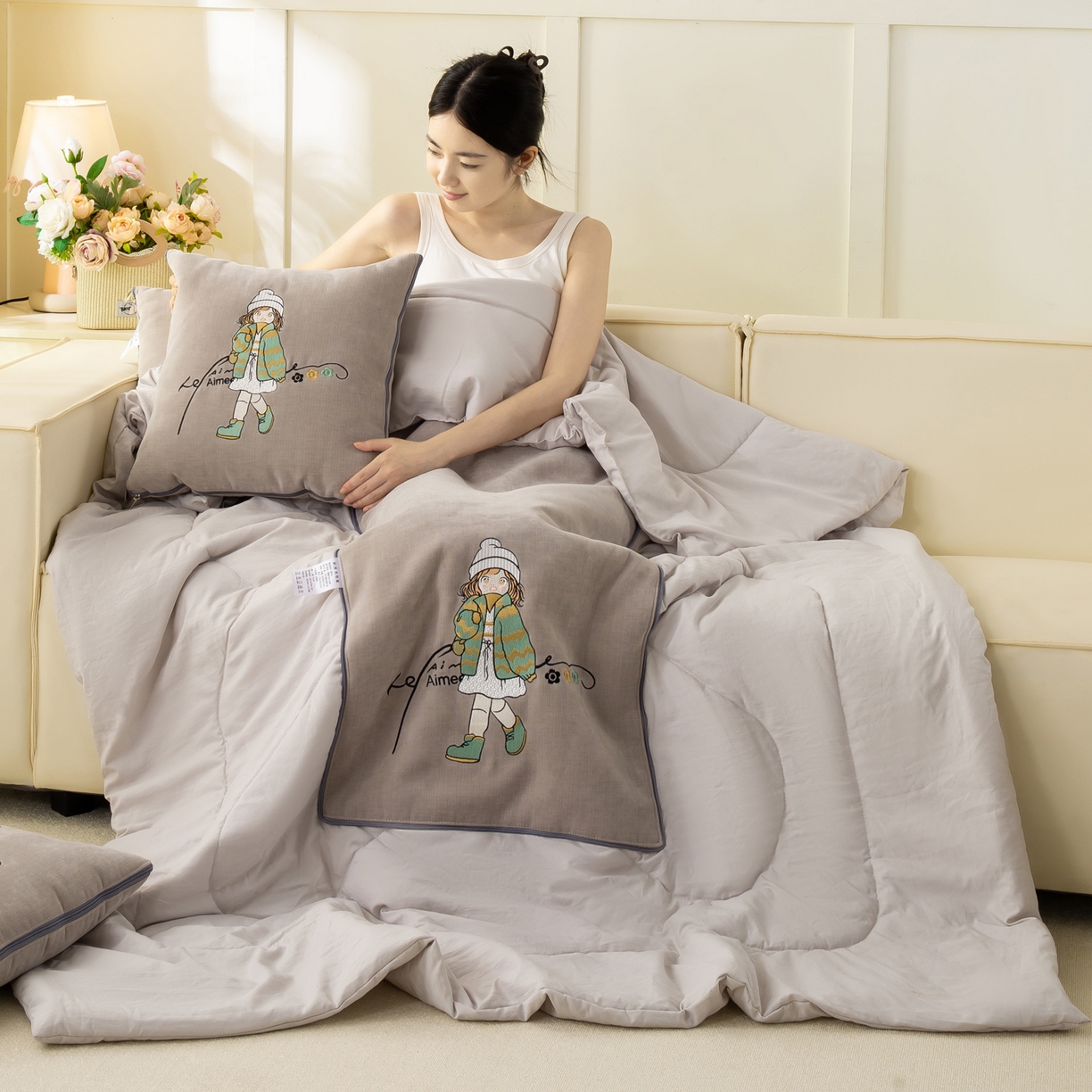 91家纺网 家纺一手货源 找家纺 多今家纺 2025新款水洗棉雪尼尔刺绣抱枕被子-艾米糖系列 艾米糖-葵花白