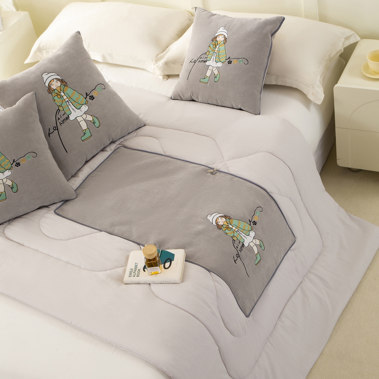 91家纺网 家纺一手货源 找家纺 多今家纺 2025新款水洗棉雪尼尔刺绣抱枕被子-艾米糖系列 艾米糖-葵花白