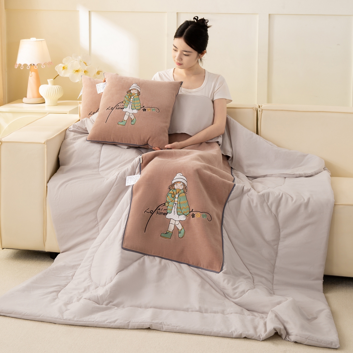 91家纺网 家纺一手货源 找家纺 多今家纺 2025新款水洗棉雪尼尔刺绣抱枕被子-艾米糖系列 艾米糖-淡桃红